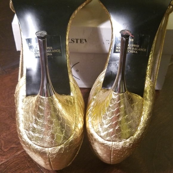 Steven Madden Gold Barely There Heels, Size 8 M - Picture 8 of 8